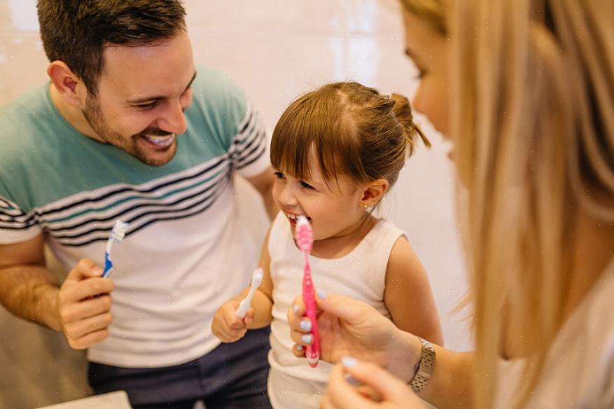 הנה כמה טיפים ללמד את ילדכם לצחצח שיניים