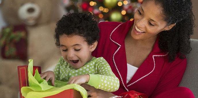 ילדים מקבלים יותר מדי מתנות
