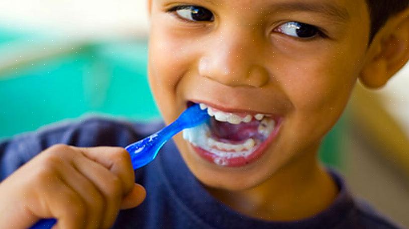 מתי ללכת לרופא השיניים ואיך ילדים יכולים להתחיל לצחצח שיניים