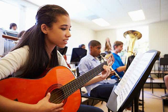 תלמידים שלומדים מוזיקה או משתתפים בפעילויות הקשורות למוזיקה ציונים גבוהים משמעותית במבחנים מדעיים מאשר