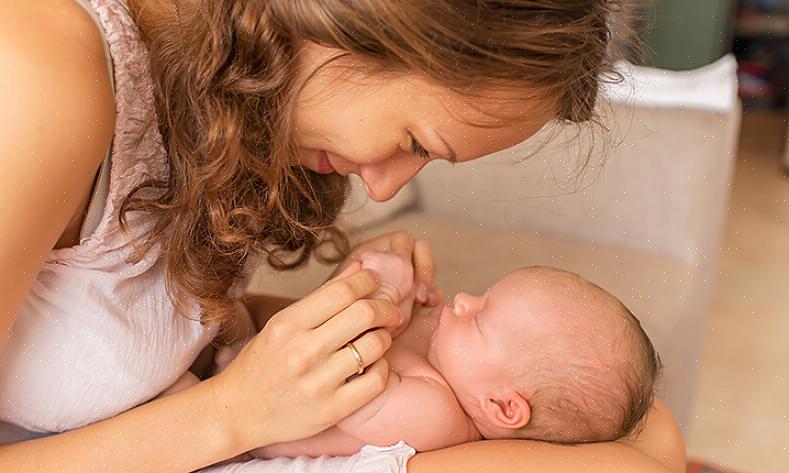 מגע עור לעור עם יילוד הופך לחלק טבעי מהאינטראקציה עם התינוק