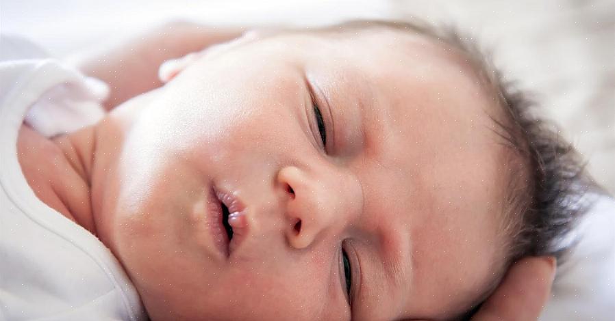 טיפול בתינוק שזה עתה נולד בחודשי חייהם הראשונים