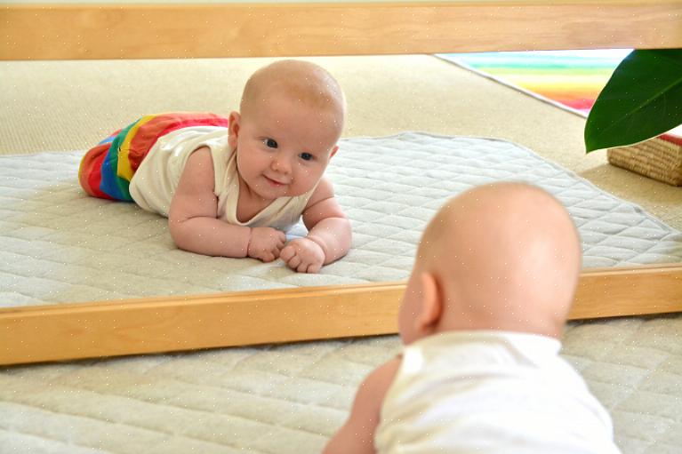 היתרונות של משחק עם התינוק מול המראה