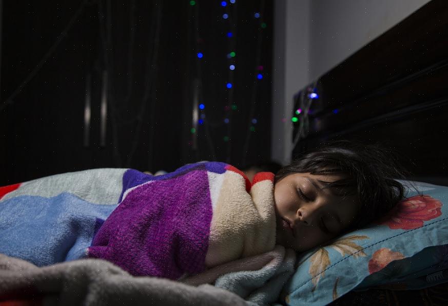 מדענים מאמינים שכאשר ילדים ישנים בחושך