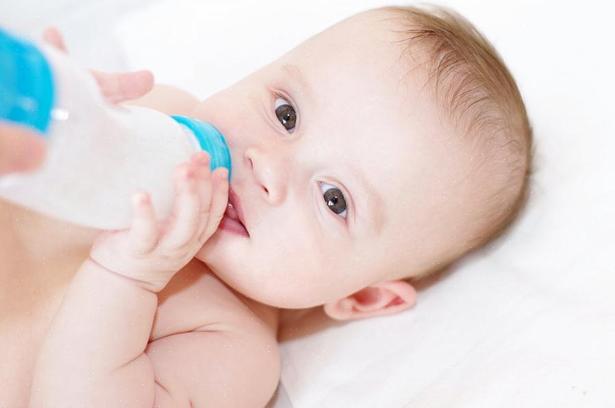 כיצד לדעת כמה חלב התינוק שלך צריך לשתות