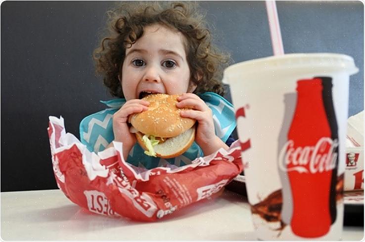 "חוסר השגחת הורים על מה שילדים אוכלים הוא אחד הגורמים לתזונה גרועה בילדים"
