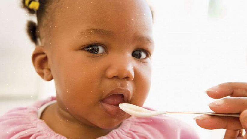 העצה הראשונה שאתה צריך כדי להתחיל את התינוק שלך עם מזון מוצק היא לקחת את זה לאט