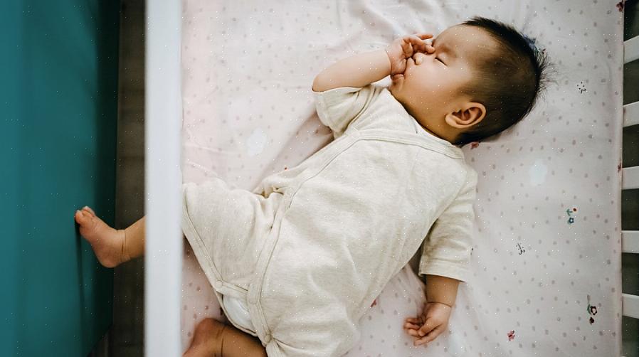 עכשיו אתה יודע איך תינוקות ישנים במהלך שלושת החודשים הראשונים שלהם וכיצד אתה יכול לעזור לווסת את המקצבים