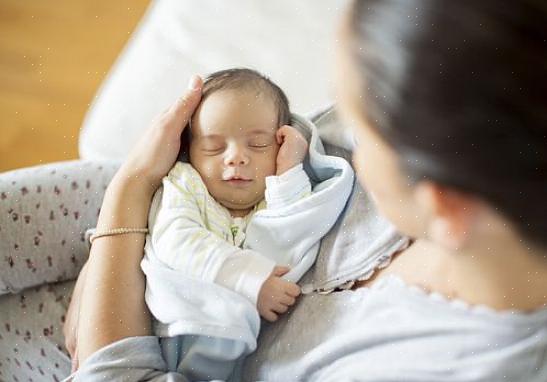איך תינוקות ישנים במהלך שלושת החודשים הראשונים שלהם