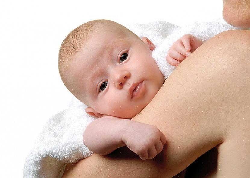 ניתן להשתמש בחוש המישוש כדי לעורר את תינוקך בדרכים שונות