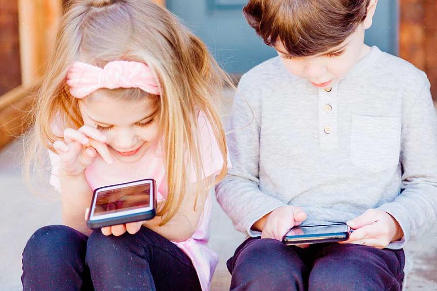 הורים לא צריכים לשכוח שטלפונים סלולריים הם לא צעצועים לילדים