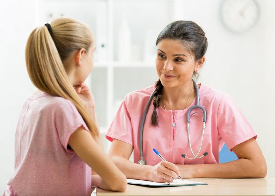 הביקור הראשון של בתך אצל רופא הנשים לא יכלול בהכרח בדיקה גופנית